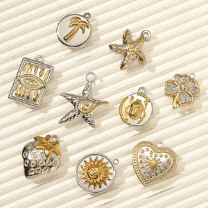 Détail de neuf pendentifs DIY en acier inoxydable, motifs palmier, soleil et cœur