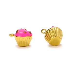 Vue détaillée de breloques cupcake roses avec finition dorée pour bijoux DIY