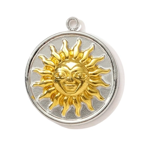 Détail du pendentif soleil bicolore en acier inoxydable avec relief doré et martelé