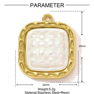 Dettaglio macro di un ciondolo vintage quadrato in acciaio inossidabile oro e resina
