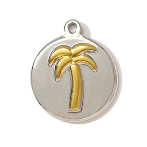 Détail d'un pendentif rond bicolore en acier avec motif de palmier doré en relief