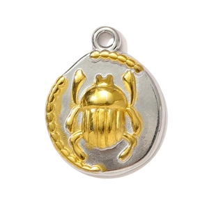 Détail d'un pendentif rond en acier inoxydable bicolore avec un motif de scarabée doré