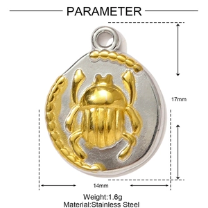 Détail macro d'un pendentif rond en acier inoxydable de 14mm avec relief de scarabée doré
