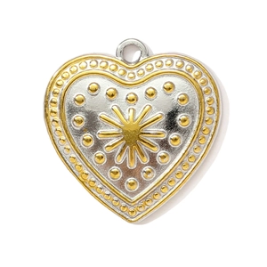 Détail macro du pendentif cœur en acier inoxydable avec motif soleil en relief doré
