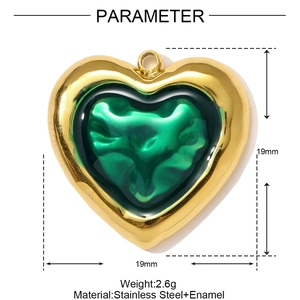 Detailansicht eines 19 mm Herzanhängers aus Gold-Edelstahl mit grüner Emaille