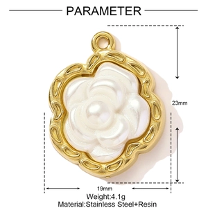 Dettaglio del ciondolo a camelia in resina 23 mm con cornice in acciaio dorato