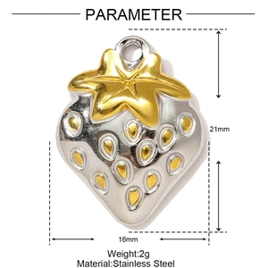 Détail macro du pendentif fraise en acier inoxydable avec dimensions et poids de 2g