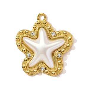 Vista macro dettagliata di un ciondolo a stella dorato con smalto bianco e strass brillanti