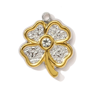 Détail du pendentif trèfle à quatre feuilles bicolore en acier avec cristal central