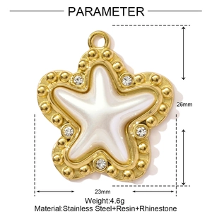 Dettaglio del pendente a stella marina dorata da 26mm con resina bianca e strass lucidi