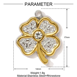 Détail du pendentif trèfle à quatre feuilles en acier inoxydable avec bord doré
