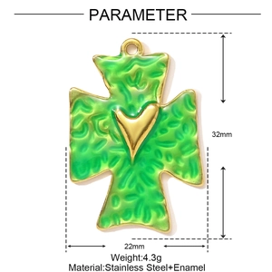 Maßangaben für Kreuzanhänger aus grünem Emaille mit goldenem Herz-Inlay