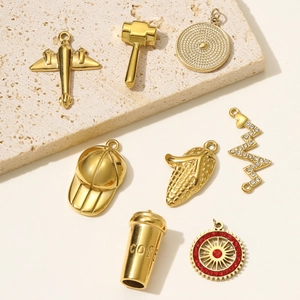 Set de dijes de acero inoxidable dorado pulido con avión, taza de café y martillo