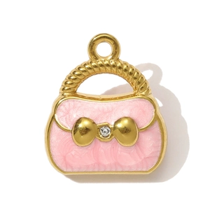 Detailansicht eines rosa Emaille-Handtaschenanhängers mit goldener Schleife und Strass