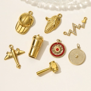 Set de dijes de acero inoxidable pulido dorado con gorra, taza de café y avión pequeño