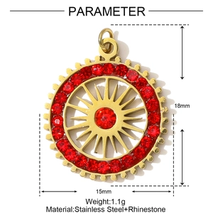 Colgante sol de engranaje dorado con diamantes rojos de acero inoxidable 15x18mm detalle
