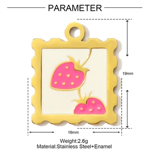 Makroansicht des Briefmarken-Anhängers aus Gold-Edelstahl mit rosa Erdbeere-Emaille