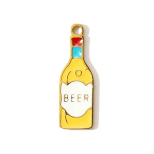 Detail eines DIY Bierflaschen-Anhängers mit Vergoldung und bunter Emaille