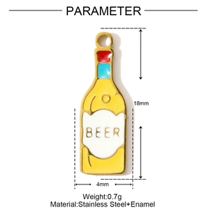 Makroansicht des goldenen Bierflaschen-Anhängers mit roter Emaille und BEER-Gravur