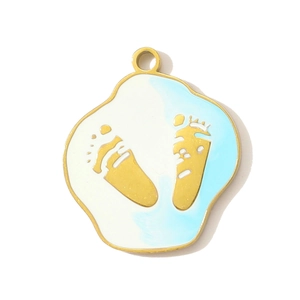 Detail eines Emaille-Anhängers mit Babyfüßen in Blau und Weiß auf Edelstahlbasis