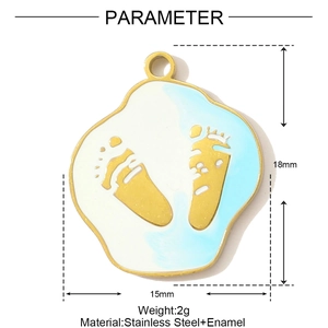 Detailansicht Baby-Fußabdruck-Anhänger mit Emaille-Inlay und Maßen 18mm mal 15mm