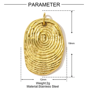 Vista dettagliata del ciondolo ovale in acciaio inossidabile oro 19x12mm con impronta