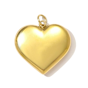 Dettaglio del ciondolo a cuore in oro lucido con finitura a specchio e gancio in metallo