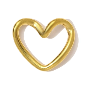 Dettaglio di un ciondolo a cuore in oro lucido con un design cavo minimalista