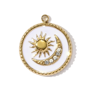 Detalle de colgante de sol y luna dorado con esmalte blanco y cristales brillantes