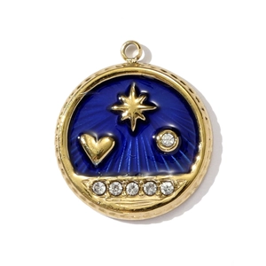 Detalle de un colgante redondo vintage con estrellas doradas y esmalte azul en acero