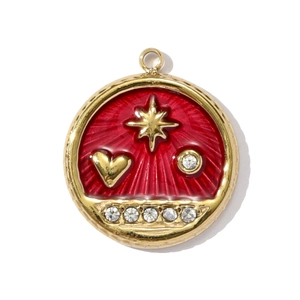 Detalle de colgante redondo de esmalte rojo con estrellas doradas, corazones y circonitas
