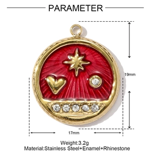 Detalle de colgante de estrella y corazón de 19mm en acero dorado con esmalte rojo