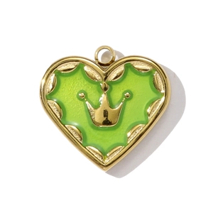 Detalle del colgante en forma de corazón dorado con esmalte verde y motivo de corona