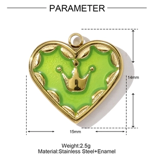 Detalle del colgante de corazón verde con corona dorada y dimensiones de 15 mm