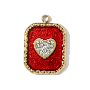 Detalle de un colgante de corazón vintage en oro con esmalte rojo y cristales brillantes