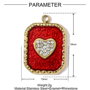 Detalle del colgante de corazón en esmalte rojo con pedrería y marco de acero dorado