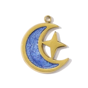 Detalle del colgante de estrella y luna en acero inoxidable con esmalte azul y chapado