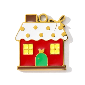 Makroansicht der Weihnachts-Lebkuchenhaus-Anhänger aus Edelstahl mit Emaille