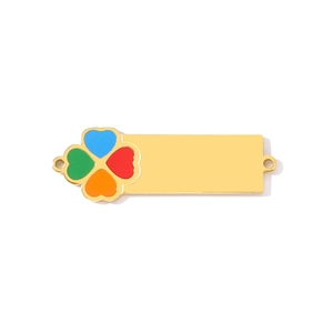 Détail macro d'un pendentif trèfle doré rectangulaire avec des cœurs en émail coloré