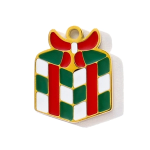 Makroaufnahme eines festlichen Weihnachtsgeschenk-Anhängers mit Emaille-Mustern