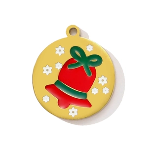 Detail eines gelben Emaille-Weihnachtsglockenanhängers mit roter Schleife und Schneeflocken
