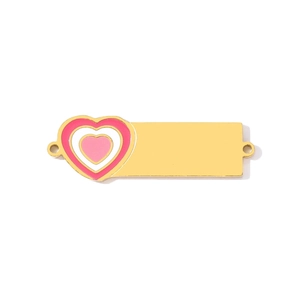 Vue détaillée du pendentif cœur en émail avec plaque en métal doré gravable pour DIY