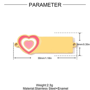 Détail du connecteur en acier doré de 30mm avec cœur en émail rose et barre plate à graver