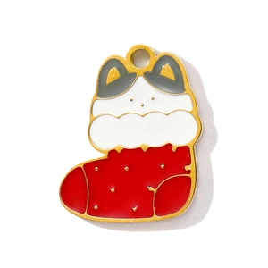 Detailansicht der Weihnachtsstrumpf-Anhänger mit Katzenohren aus Emaille und Gold-Finish