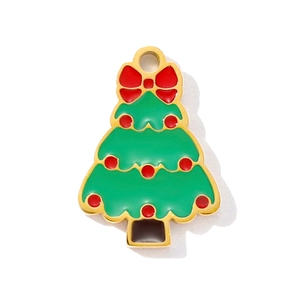 Nahaufnahme eines Weihnachtsbaum-Anhängers mit grüner Emaille und roter Schleife für DIY