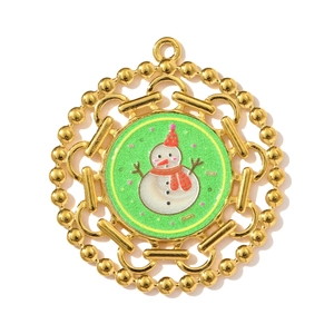 Detalle de colgante navideño de muñeco de nieve en acero dorado con esmalte verde