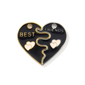 Detail van tweedelige Best Friends hartpuzzel hangers met zwart emaille en goud zilveren rand