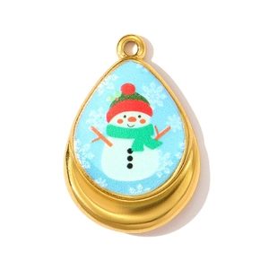 Vista detallada de un colgante de gota dorado con un lindo muñeco de nieve de dibujos
