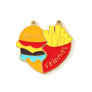 Detail van Best Friends hartvormige emaille bedeltjes met burger- en frietontwerp