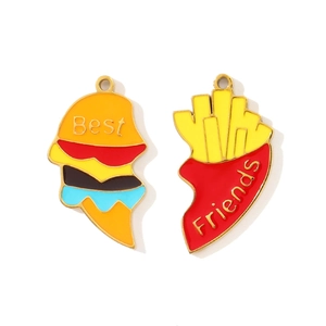 Detail van de burger en frietjes BFF hanger set in hartvorm met kleurrijke emaille